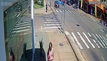 Imagens mostram acidente em que motociclista ficou ferido no Centro