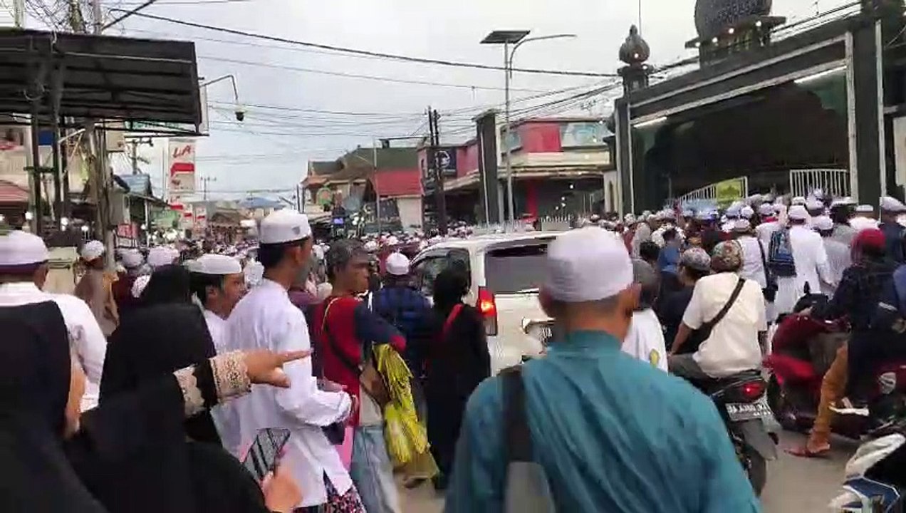 Sehari Jelang Haul Ke-18 Abah Guru Sekumpul, Ribuan Jemaah Padati Jalan Sekumpul