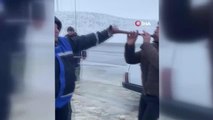 Kar yağışına sevinen belediye işçisi, davul zurna eşliğinde böyle oynadı