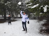Manisa'da kar sevinci; vatandaşlar kartopu oynadı, görevliler hayvanlara yem bırakıldı