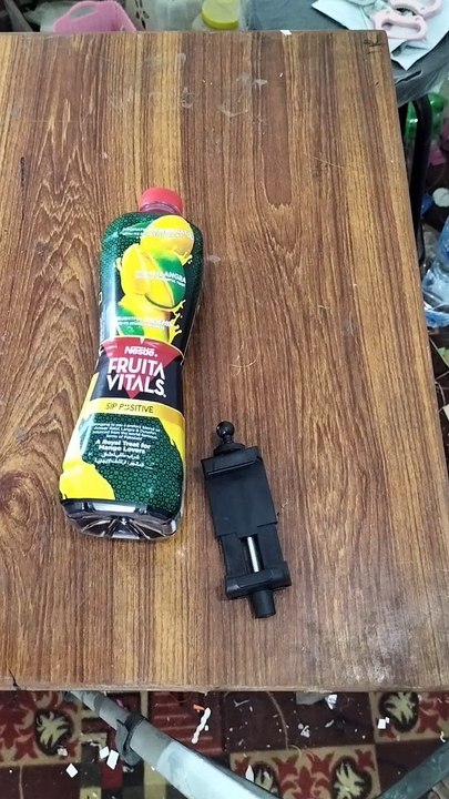 To make a mobile stand using an empty juice box.