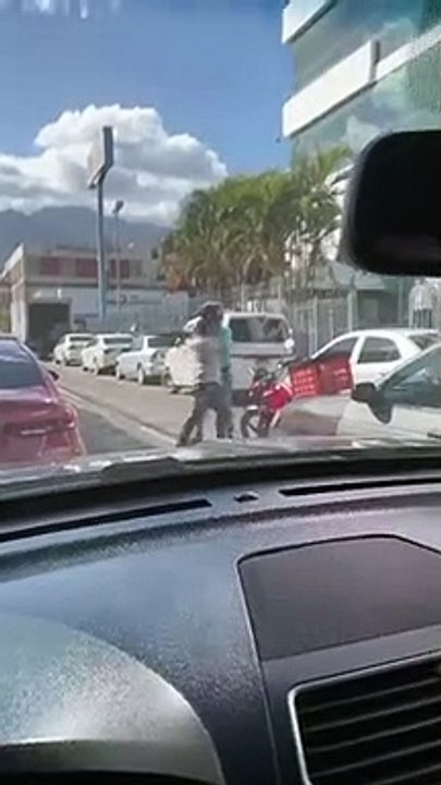 Ciudadanos se van a los golpes en plena calle d...