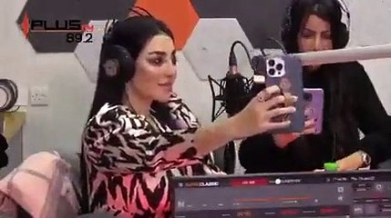 معجب يتغزل في مهرة البحرينية وزوجته تنفعل عليه بكلمات لاذعة