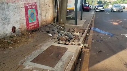 Poste fica destruído após acidente no Floresta