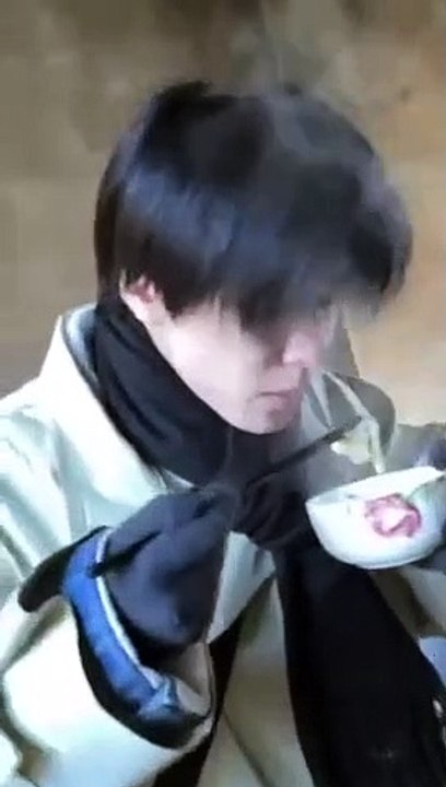 Bị giục chuyện cưới sinh dịp Tết, chàng trai 27 tuổi xấu hổ vội “chuồn” xuống bếp ăn vội