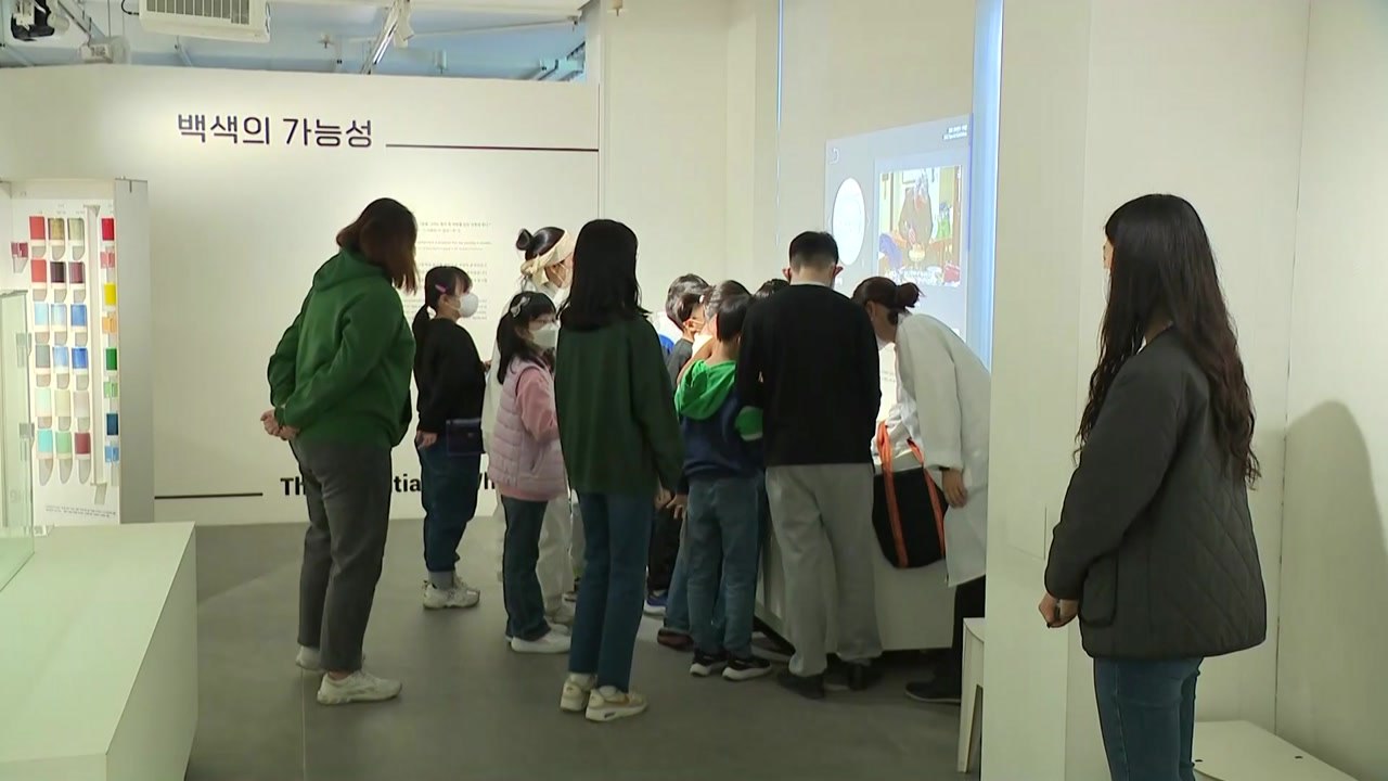 추운 날씨에 실내 나들이 '인기'..."내일부터 실내 마스크 해제" / YTN