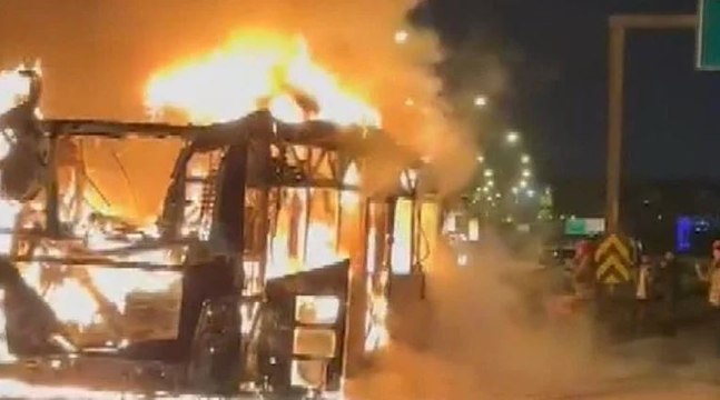 Seyir halindeki İETT otobüsü yandı