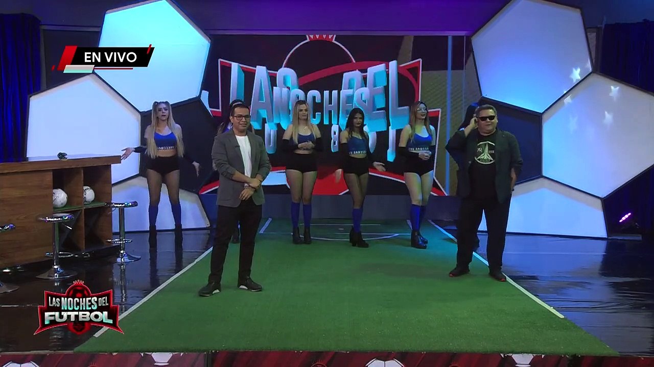 Tamara roba suspiros con vestido transparente de perlas