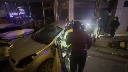 Park halindeki araçlara çarpan otomobilin sürücüsü ağır yaralandı