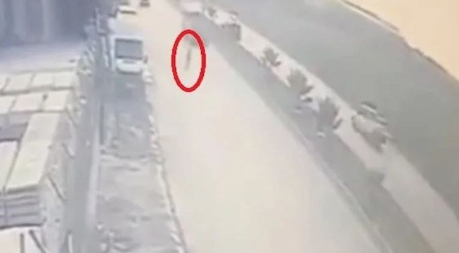 Köpekten kaçarken minibüsün çarptığı çocuk öldü