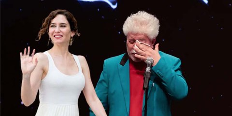 La cara dura de Almodóvar: Ataca a Ayuso por la sanidad pública, pero admite que seguirá yendo a la privada