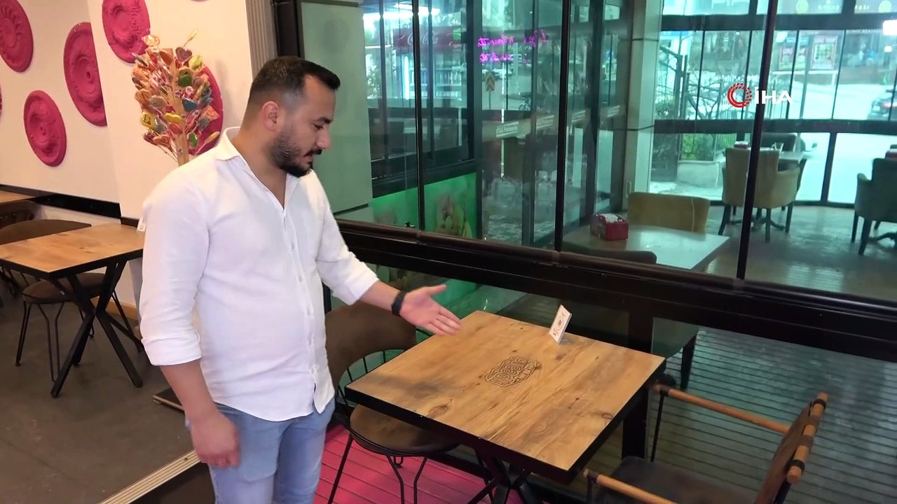 İşe alınmayınca iş yerine gidip tek tek masalara tükürdü!
