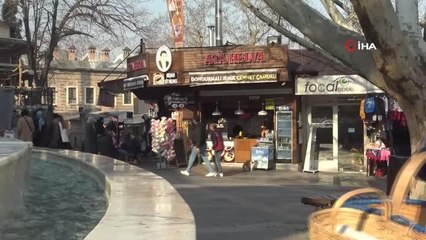 Kravatlı Simitçi, tarihi çarşıya neşe kaynağı oluyor