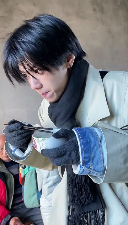 Bị cả họ giục cưới, anh trai 27 tuổi phải trốn vào bếp ăn mì: Nhìn biểu cảm đến là thương