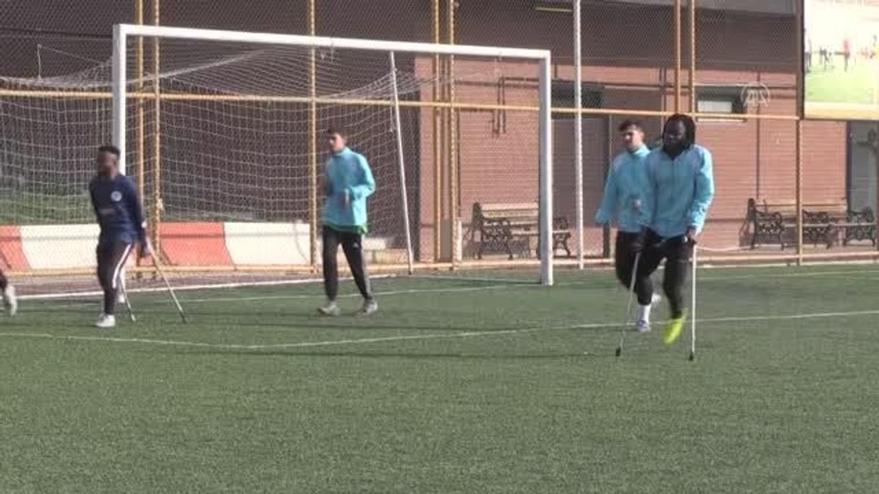 ŞANLIURFA - Bedensel engelli kaleci İbrahim Hal...
