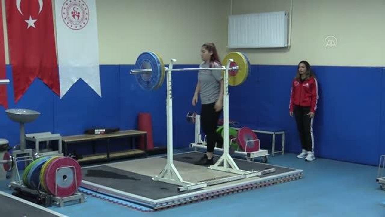 Ailesinin "boyun kısa kalır" uyarısına rağmen haltere başlayan Zeynep'in hedefi olimpiyat