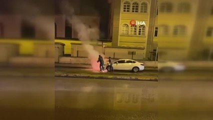 Yanan otomobili su bidonlarıyla böyle söndürdüler