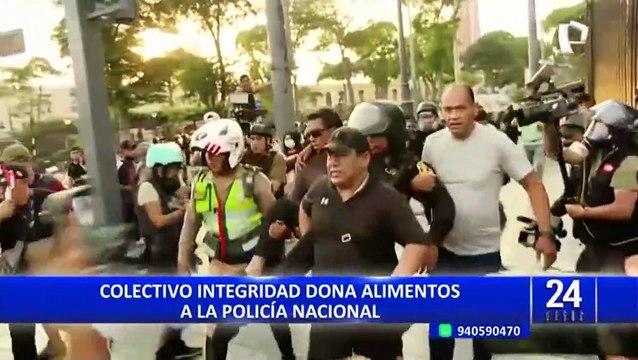 Diferentes colectivos entregan víveres y donaciones para la Policía Nacional