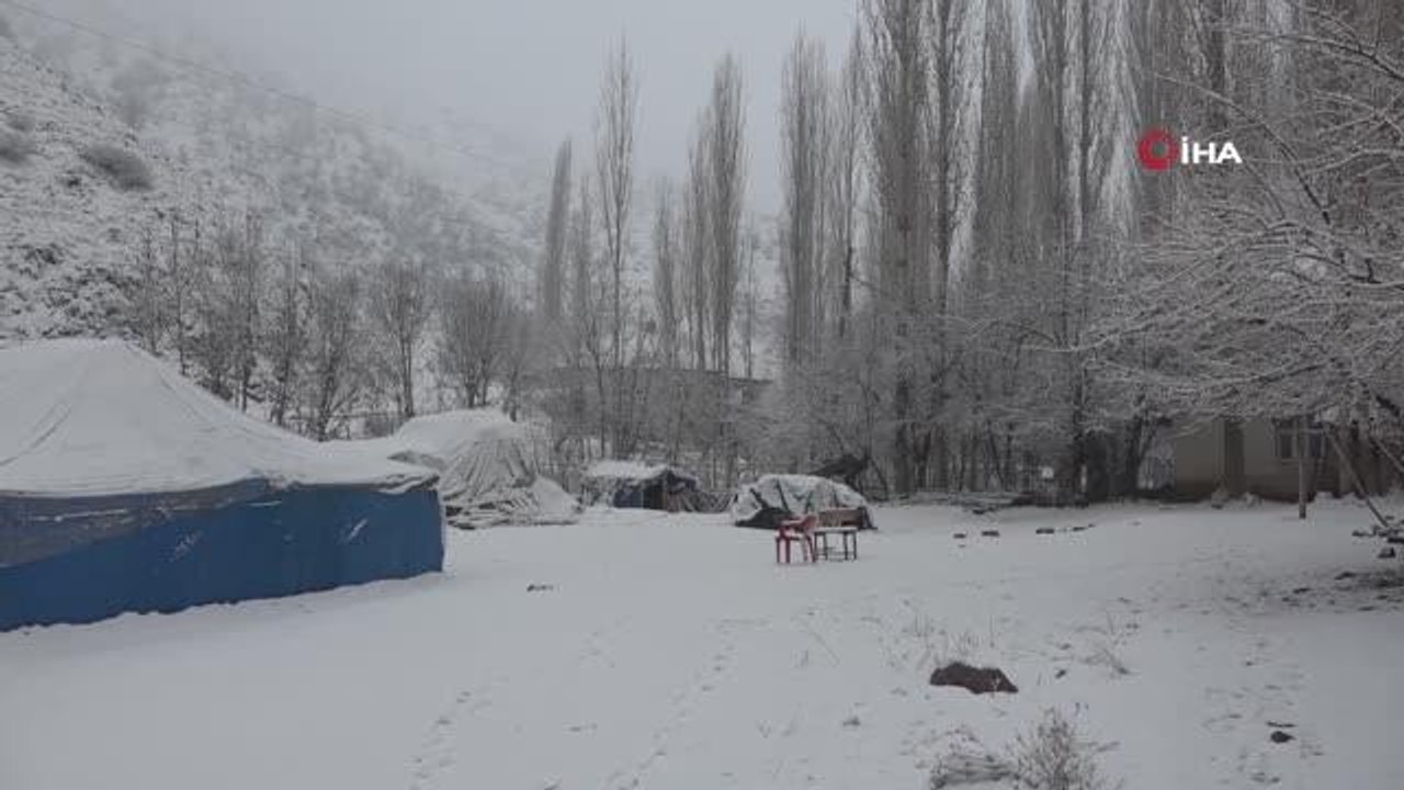 Şırnak' ta etkili olan kar yağışı kısa sürede yarım metreyi buldu