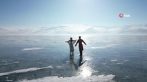 Buzla kaplı Çıldır Gölü'nde Kafkas gösterisi