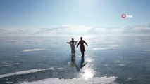 Buzla kaplı Çıldır Gölü'nde Kafkas gösterisi