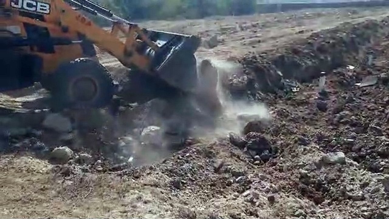 दो अवैध कॉलोनियां, 12 दुकानें पर चली जेसीबी