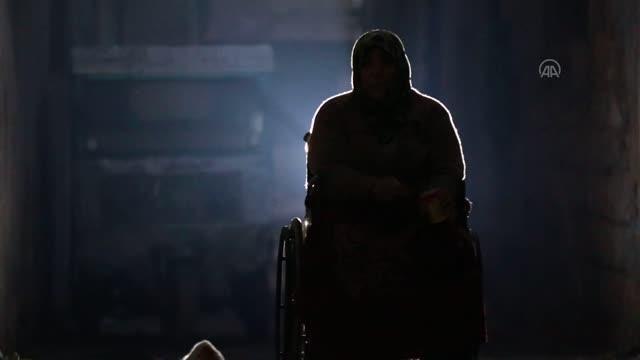 İdlib'de savaş mağduru kadın kedilerinden vazgeçmiyor