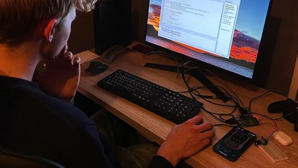 مالك لتسلا يضيف أزرار للتحكم في السيارة بدلاً من شاشة اللمس