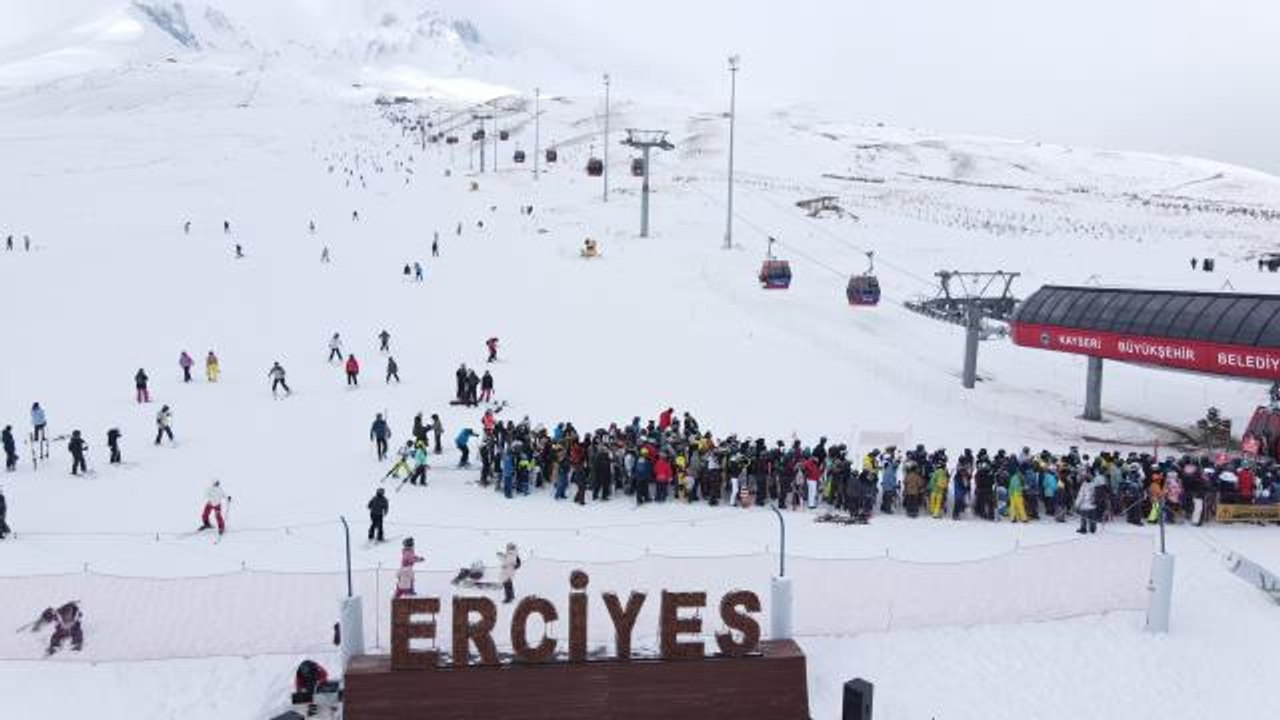 Erciyes Kayak Merkezi'nde hafta sonu yoğunluk yaşandı