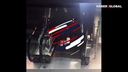 Yürüyen merdivendeki dalgın adam, ayakkabısını ve çoraplarını kaptırdı