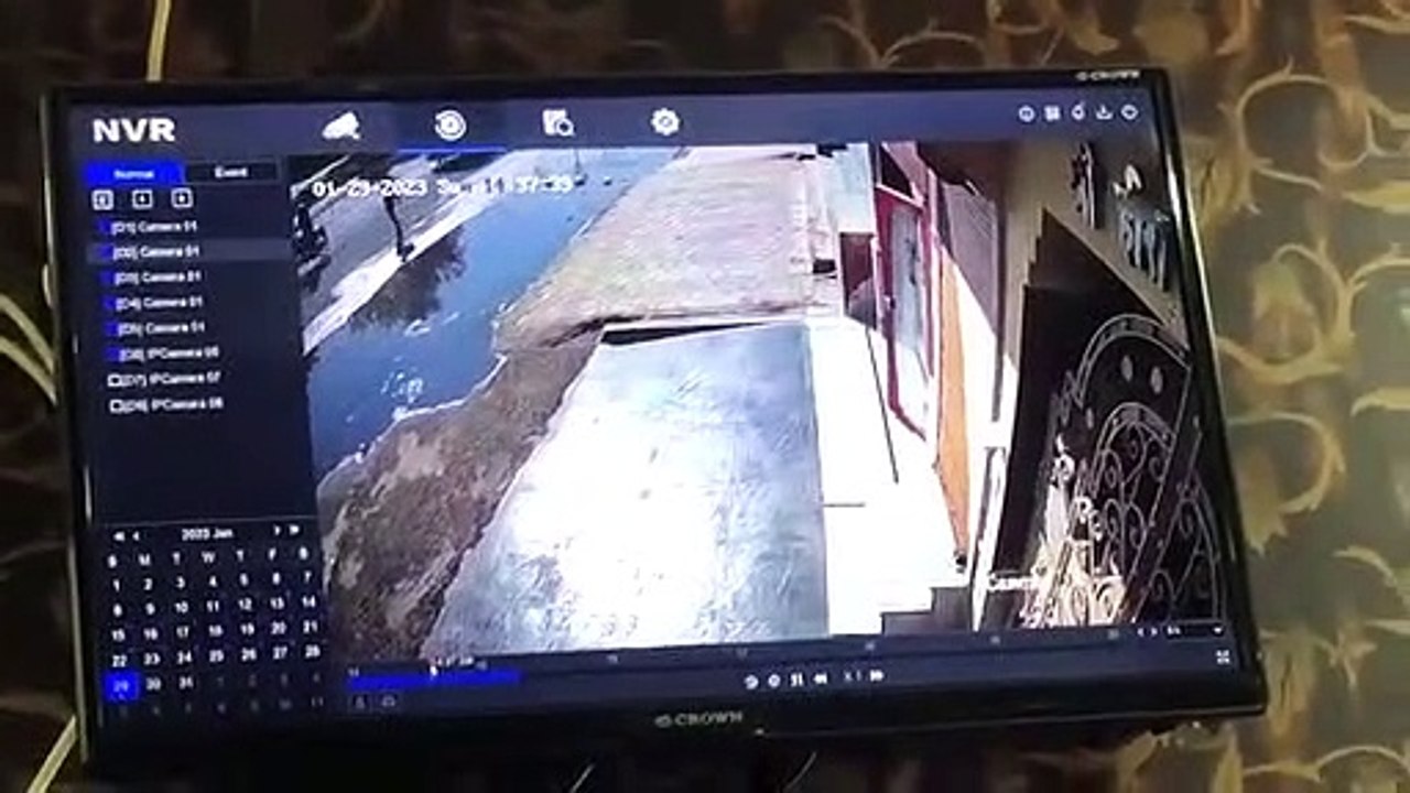 दिन-दहाड़े ज्वैलर्स से लूट