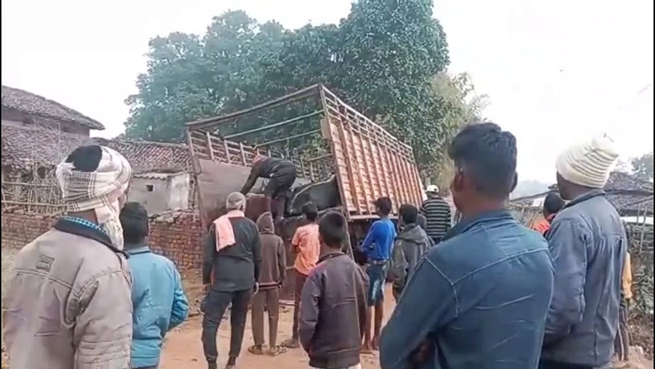 sidhi: Villagers stopped cattle loaded in vehic...