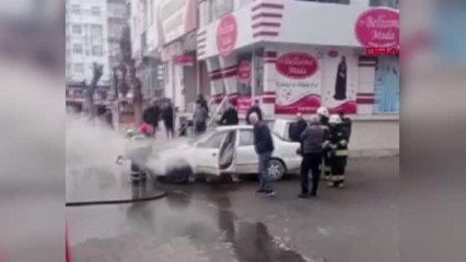DİYARBAKIR'DA SEYİR HALİNDEKİ OTOMOBİL MOTOR KISMINDAN YANDI