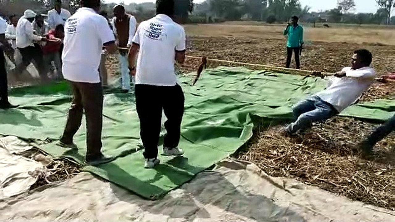 देखिए गांव के लोगों ने ऐसे लगाया जोर, जीते तो ठहाकों से गूंजा मैदान