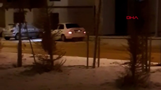Buz tutan yolda drift atan sürücü kamerada