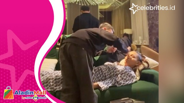 Bunda Corla Make Up Sambil Tidur, Jadwal Show Padat