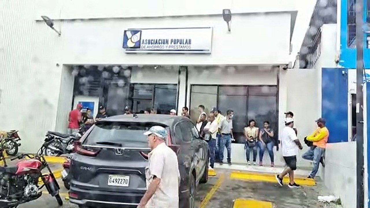 Faltan más 200 mil marbetes por renovar; conductores forman largas filas