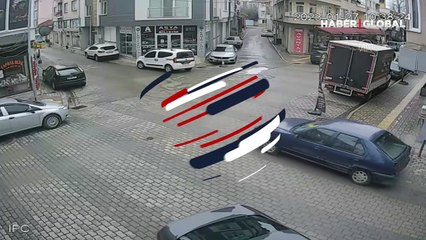 Motosikletle otomobilin çarpıştığı kaza güvenlik kamerasında