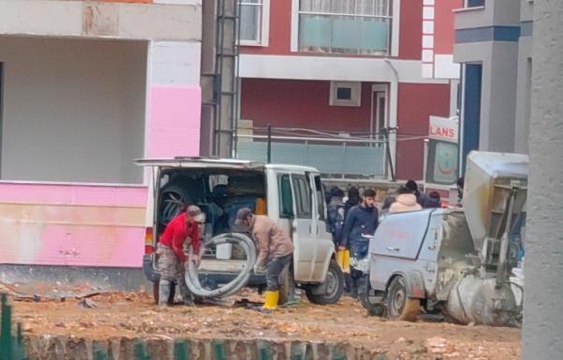 İNŞAATIN 3'ÜNCÜ KATINDAN AĞABEYİNİN ÜZERİNE DÜŞTÜ