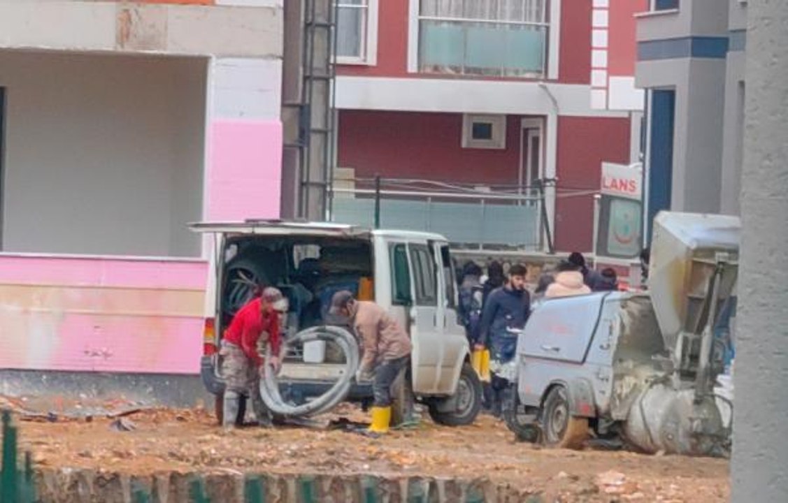 İNŞAATIN 3'ÜNCÜ KATINDAN AĞABEYİNİN ÜZERİNE DÜŞTÜ