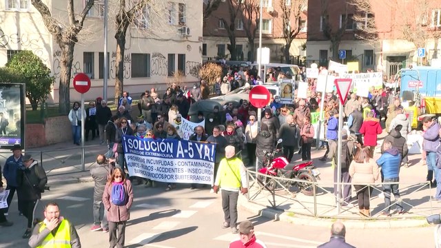 Más de medio millar de vecinos cortan la A-5 en protesta por los ruidos y la contaminación