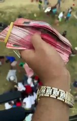 El Alfa regala dinero desde un helicóptero en Capotillo