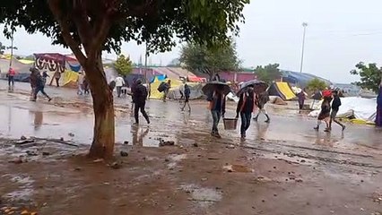 बरसात में भीगे जायरीन, घुसना पड़ा बसों-डोरमेट्री में