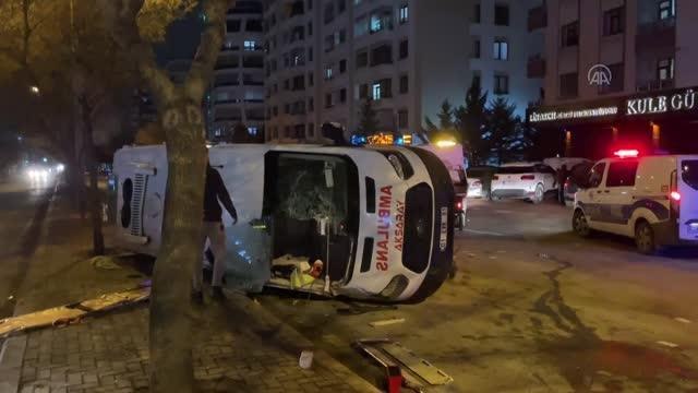 Ambulans ile otomobilin çarpışması sonucu 4 kişi yaralandı