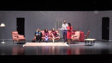 Anne ve babaları tiyatroda oynadı, çocukları izledi