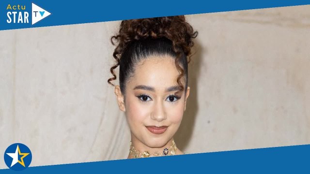 Léna Situations en full nude pour le défilé Dior : jupe plissée, trench et un détail... sauvage !