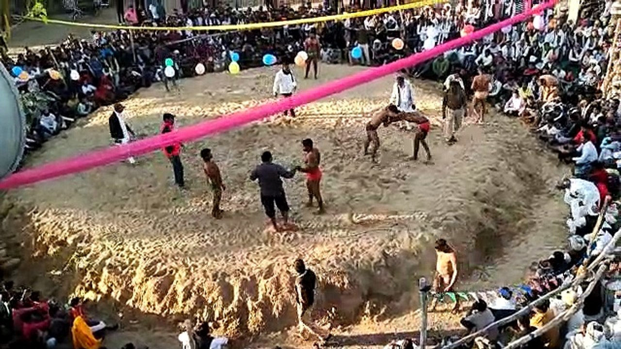 कुश्ती दंगल में पहलवानों ने आजमाए दांव-पेंच
