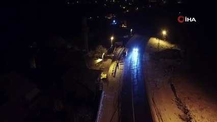 Herkesin gözü yoldaydı! Soğuk havaya aldırmadan sokağa koştular