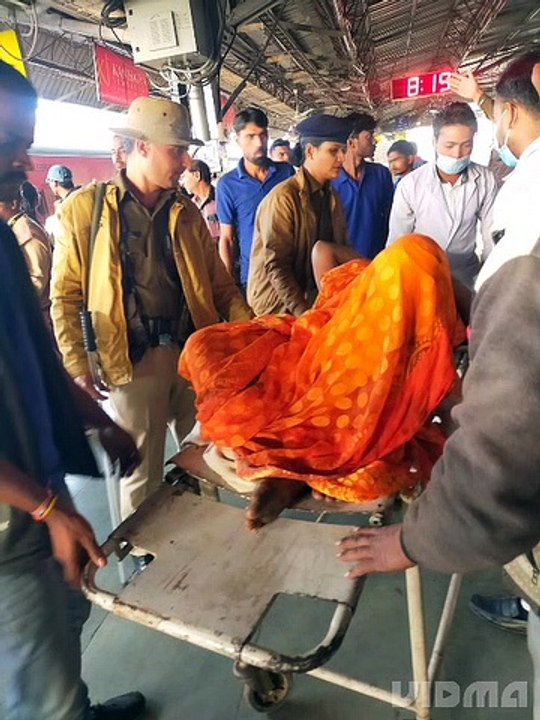 खाना लेने उतरी महिला चढने के दौरान गिर कर घायल,...