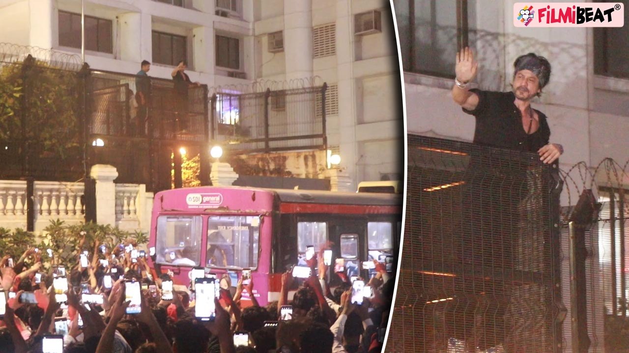 SRK ने Pathaan की Success के बाद Fans से की मुलाकात, Mannat के बाहर लगा जमावड़ा! | FilmiBeat